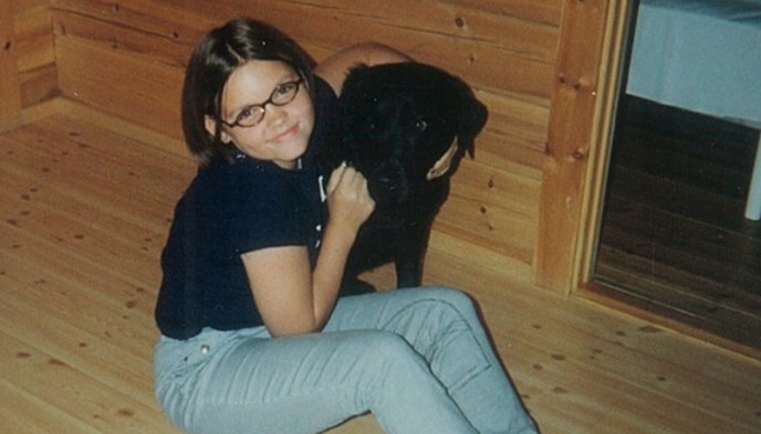 - Alt jeg tenkte på var at mamma måtte slutte å drikke Et bilde av Elisabeth Johnsen Gjetøy da hun var ungdom. Hun smiler mot kamera og holder rundt en svart hund.
