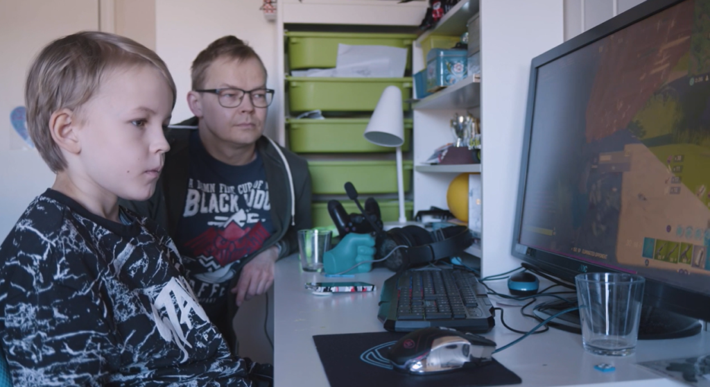 Egil Pedersen og sønn foran dataskjerm