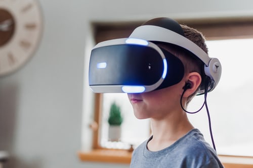 Gutt med VR-briller, halvportrett, profil