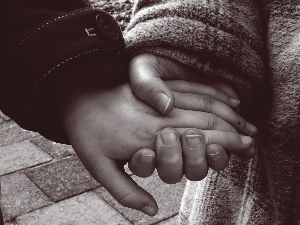 To barn som holder hender
