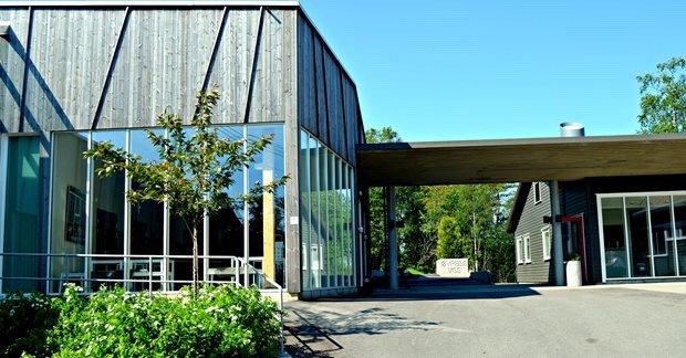 Øvrebø videregående skole, en moderne bygning i tre og glass.