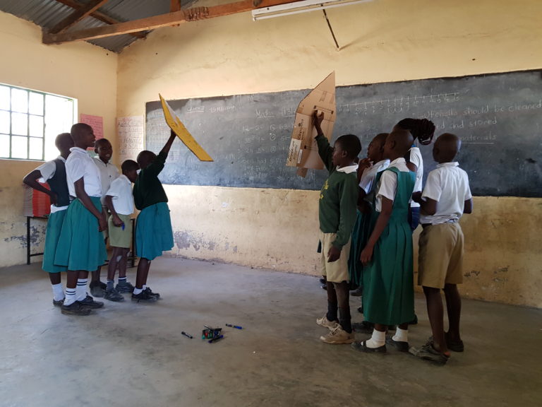 Barn og lærer i et klasserom i Kenya