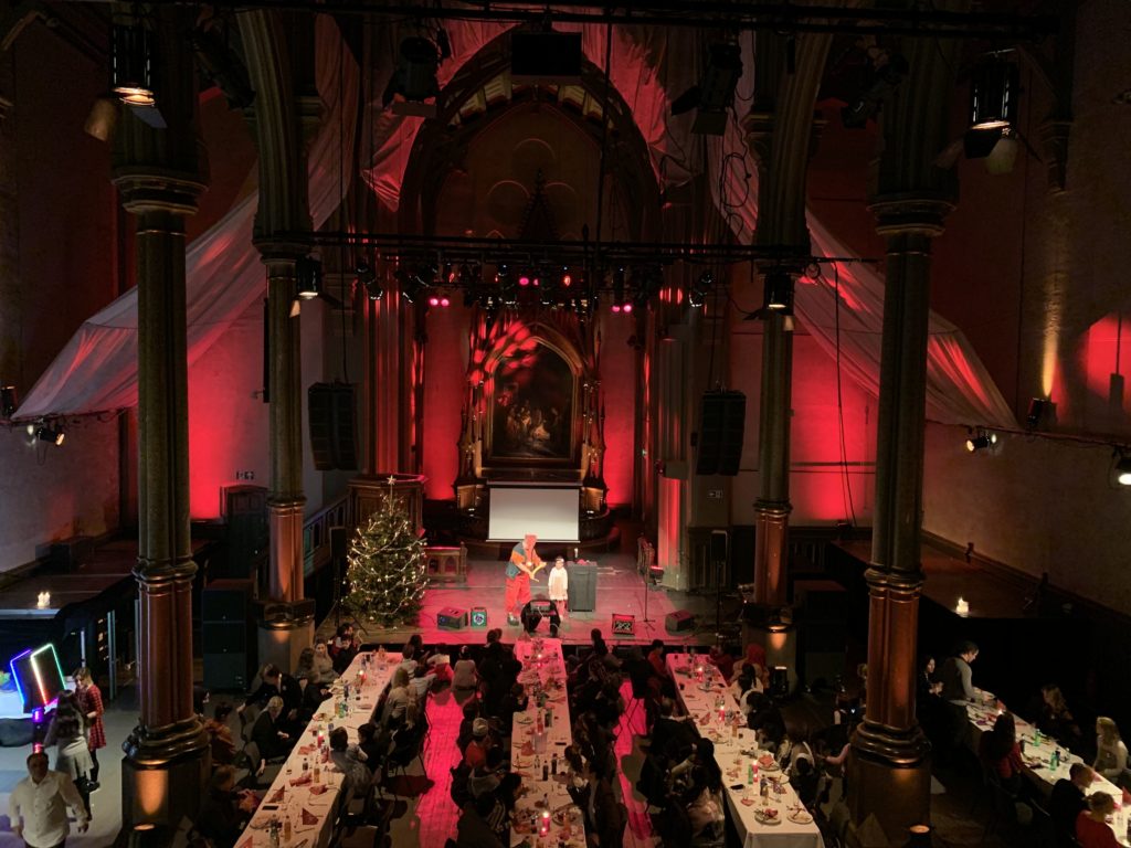 Langbord dekke til jul i en kirke