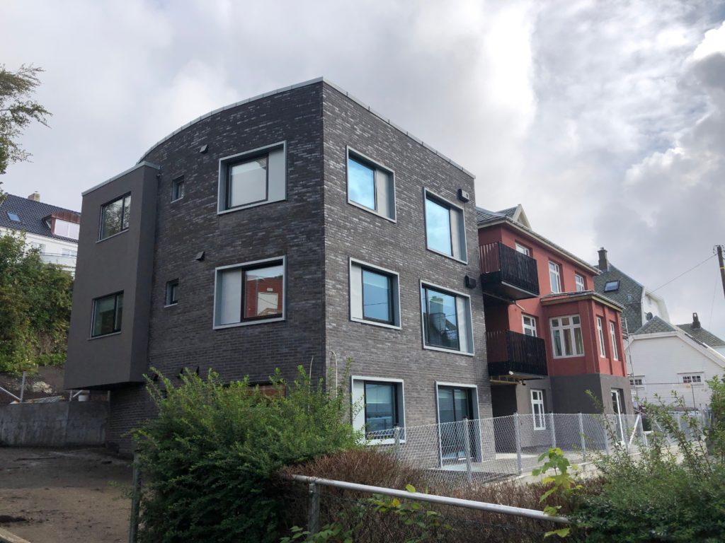 Fasaden til det nyeste tilskuddet til Blå Kors Haugaland A-senter høsten 2019