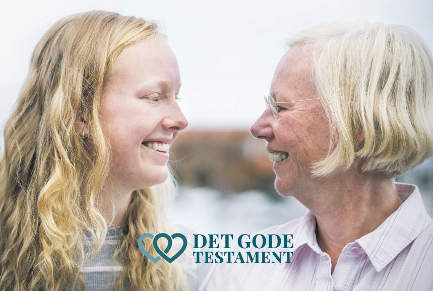 En ung og en voksen dame ser på hverandre og smiler
