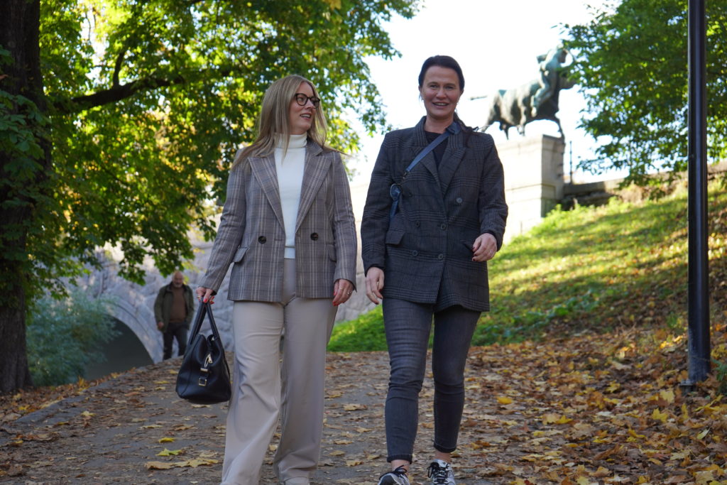 Camilla Dahle og Trine Ulvang går sammen i parken langs Akerselva.