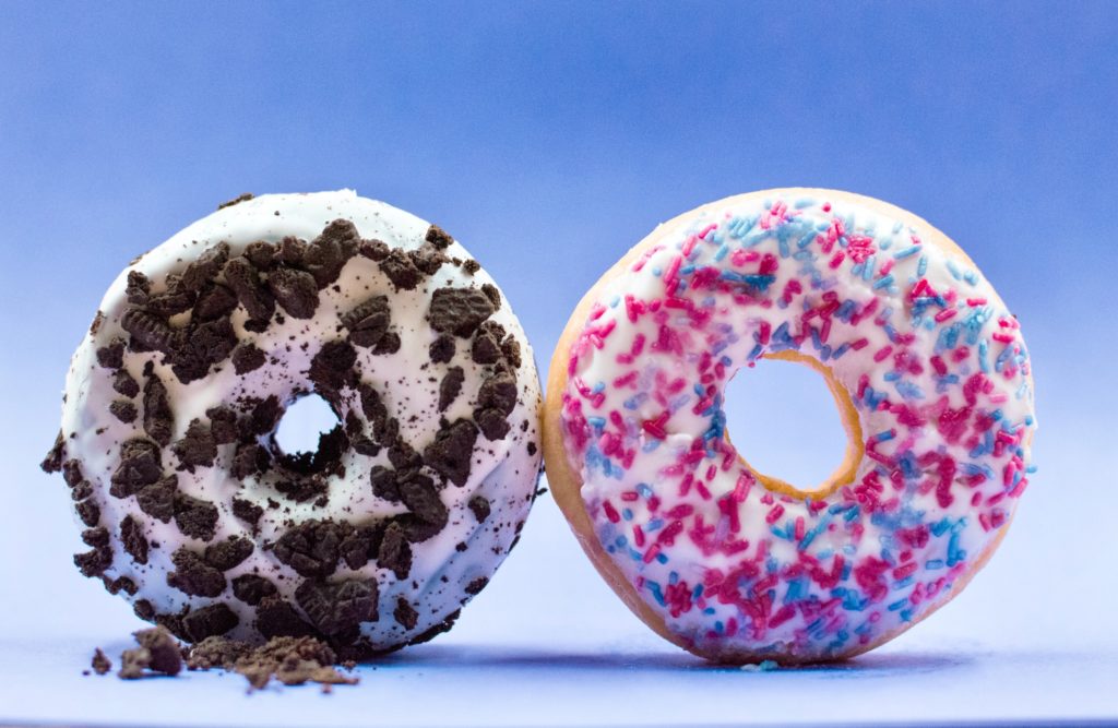 Bilde av to donuts på blå bakgrunn