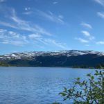 Vann og fjell med snøflekker