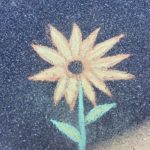 Krittegning av blomst på asfalt