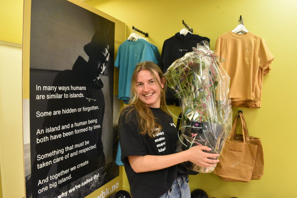 Mange tok turen innom på åpningsdagen, og butikkmedarbeider Ronja Dantz kunne glad ta i mot en av flere blomsterhilsener fra kundene