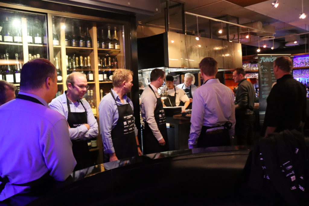 Samarbeidspartnerne klare til å gå i gang med serveringen.