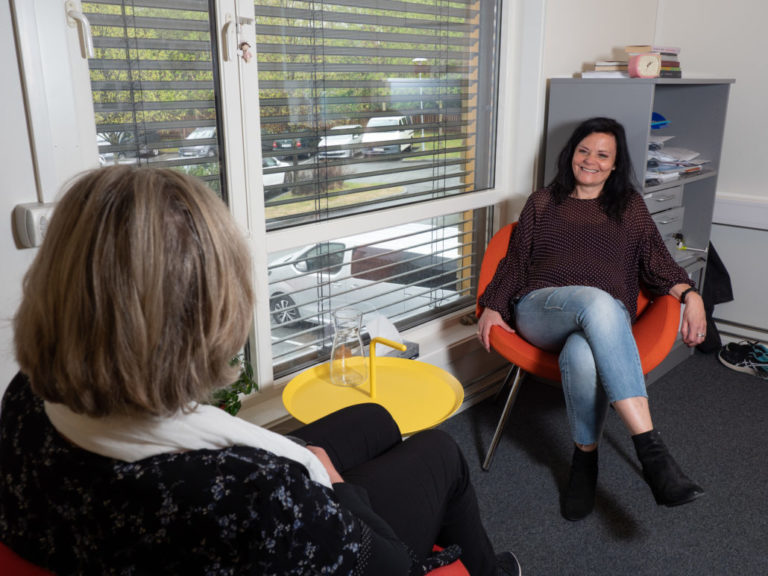 To kvinner sitter i hver sin stol hos Poliklinikken i Trondheim som tilhører Blå Kors Lade Behandlingssenter
