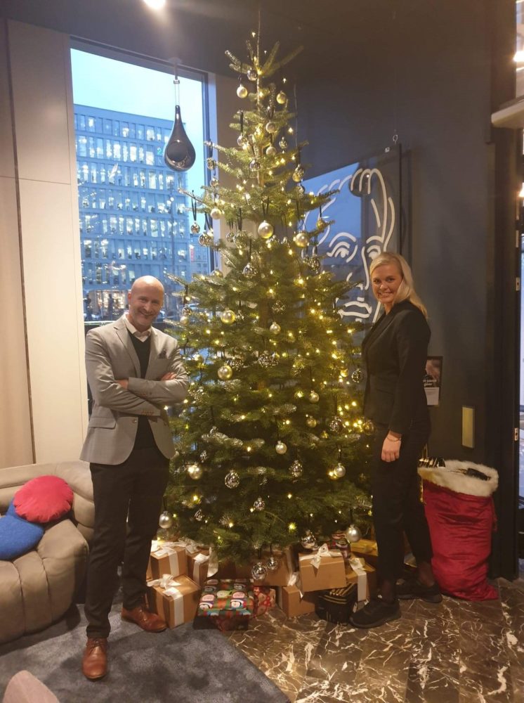 To ansatte på Clarion Hotel Oslo viser stolt frem julegaver de har samlet inn til Blå Kors sine brukere.