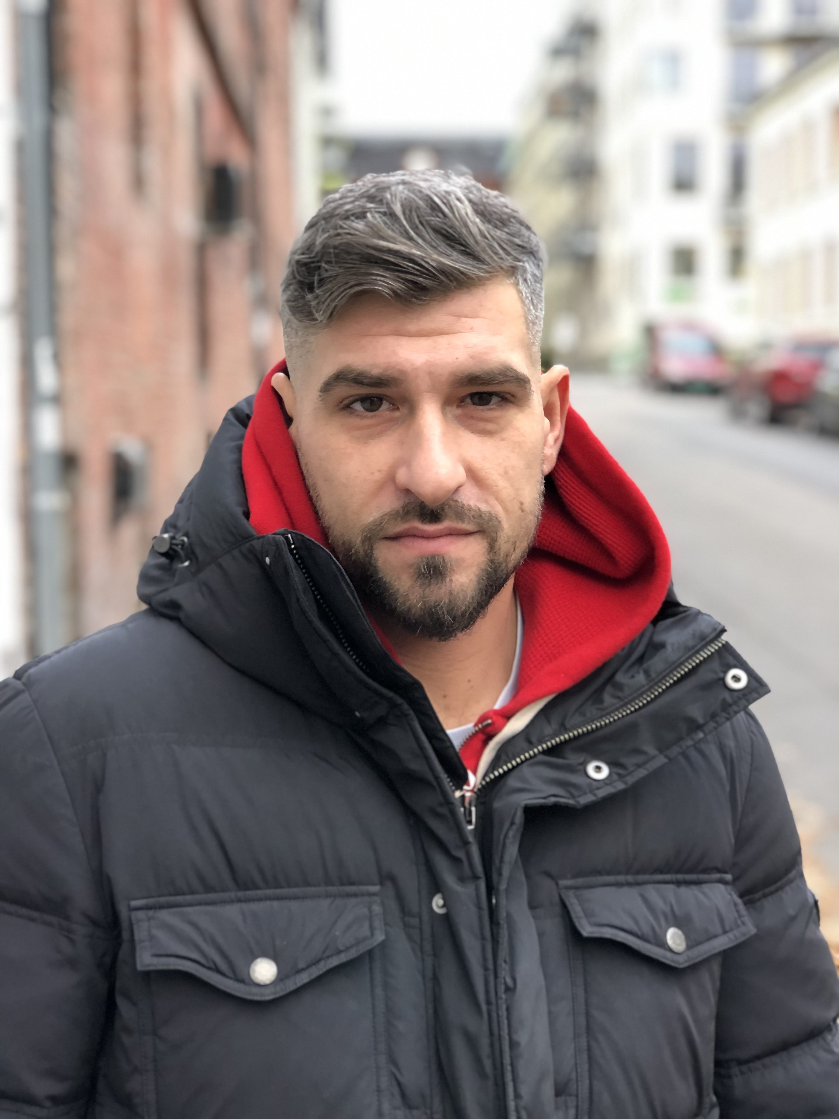 Leo Ajkic er avbildet i Oslo utenfor en bygning