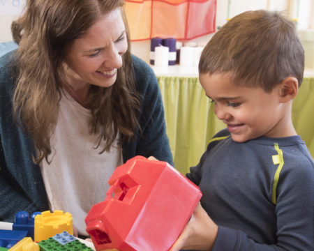 Dame og gutt leker med lego