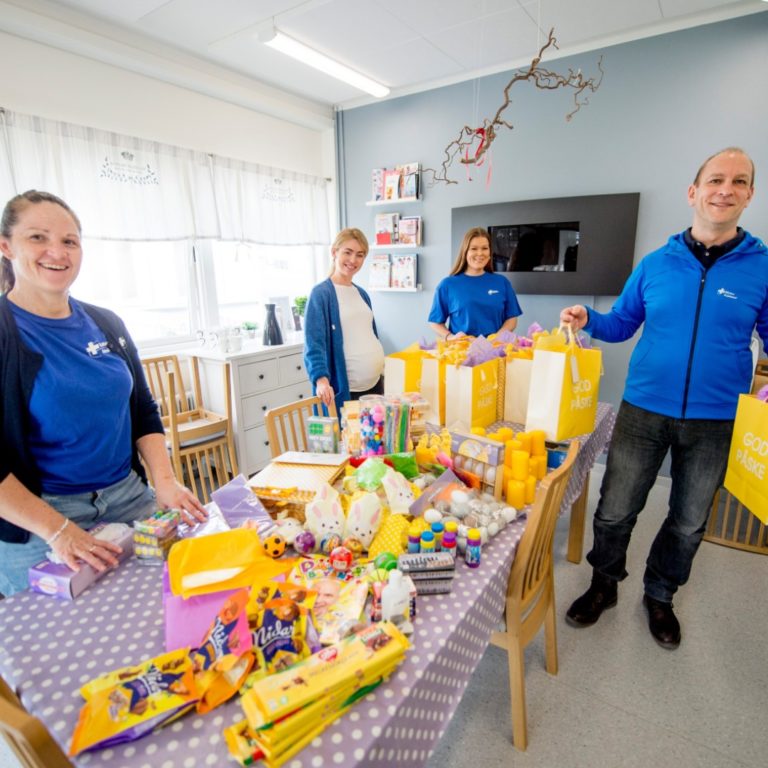 Ansatte ved Blå Kors barnas stasjon pakker gaveposer til utdeling i påsken.