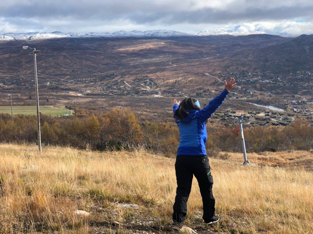 En jente jubler ut over Hovden og Setesdal.