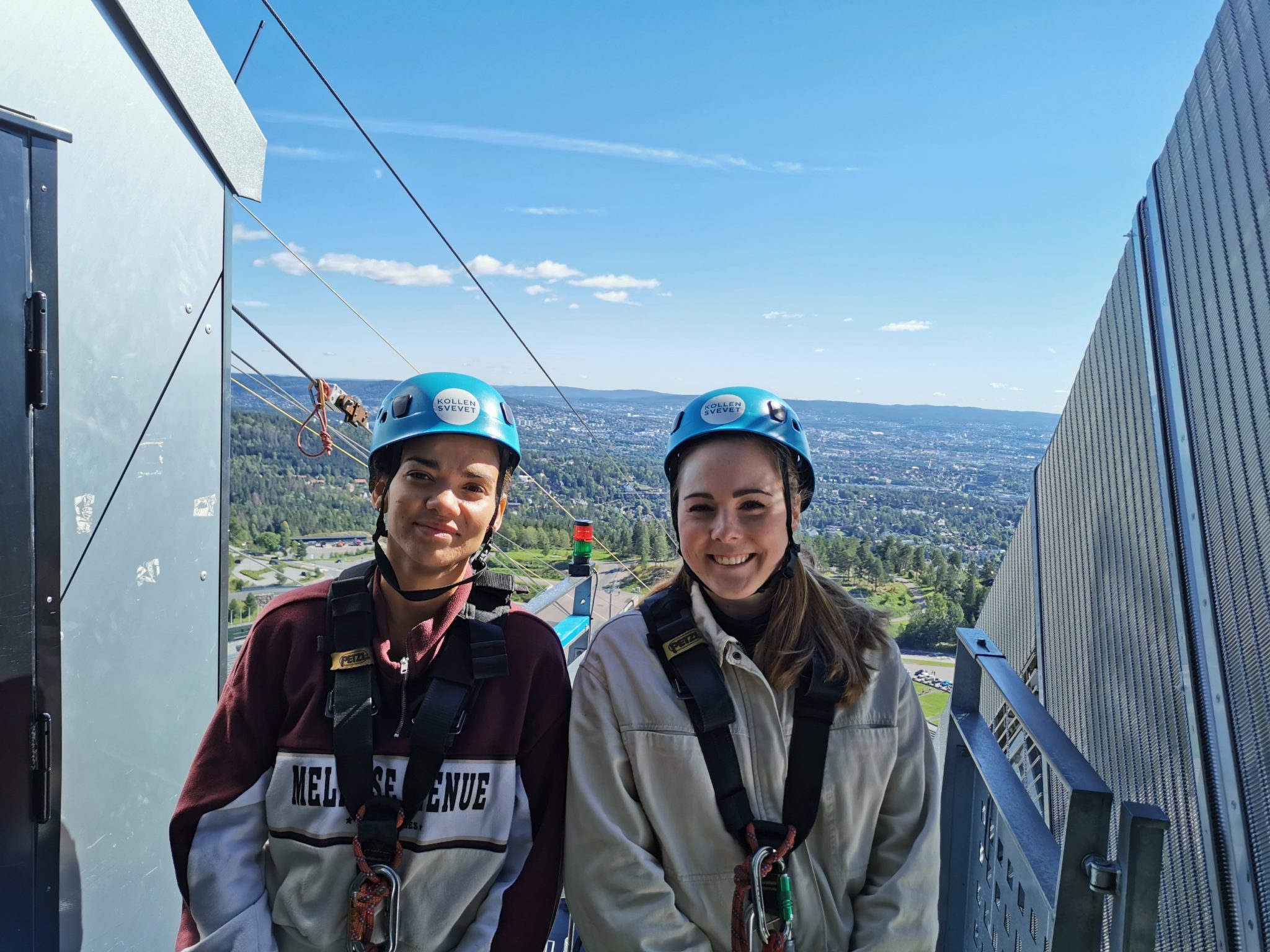 Ung mann og kvinne med hjem i Holmenkomllen klar for å kjøre zipline.
