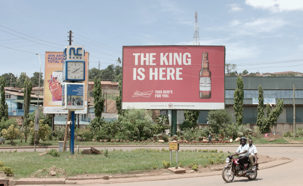 Alkoholreklame på et skilt i Afrika, i Kampala