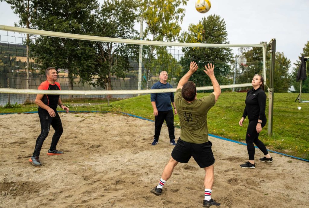 Fire pasienter spiller volleyball. Dette er en fysisk aktivitet som kan brukes i rusbehandling for å motvirke depressive symptomer. Trening er viktig i behandling.