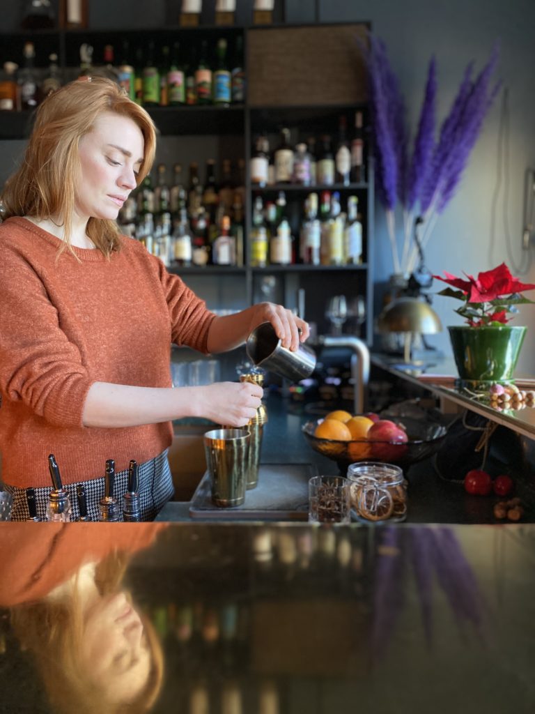 Barsjef Anne Maurseth mikser alkoholfri drink