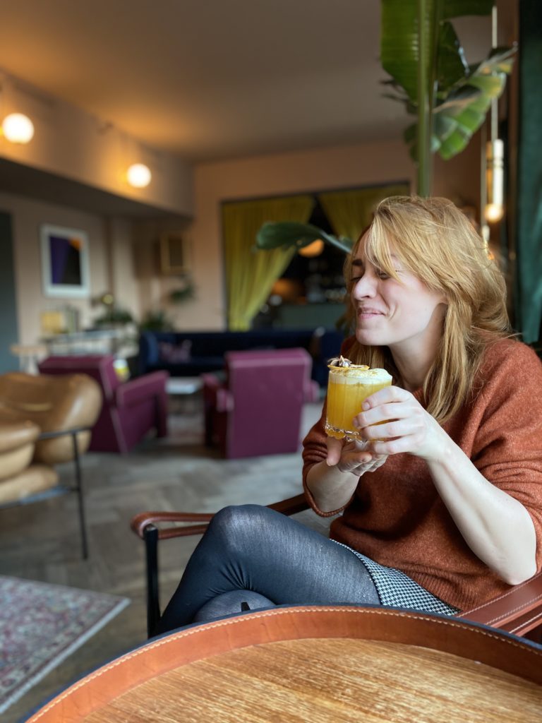 Kvinne sitter i stol og koser seg med alkoholfri drink