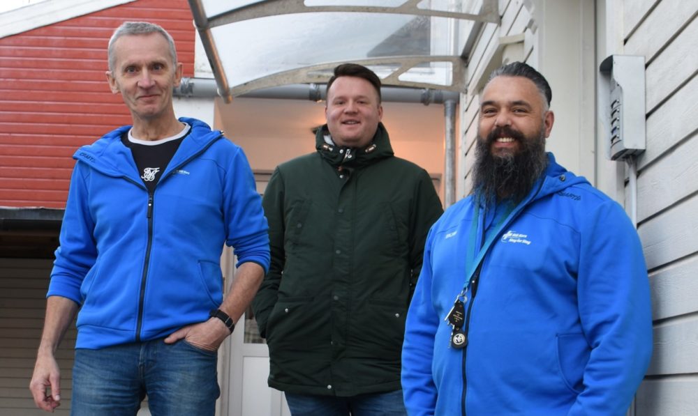 Tre aktive i Blå Kors steg for steg i Stavanger på trappa til lokalene de benytter.