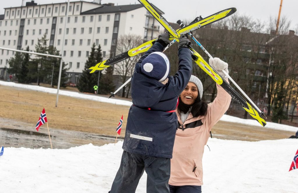 Gutt og dame som løfter ski