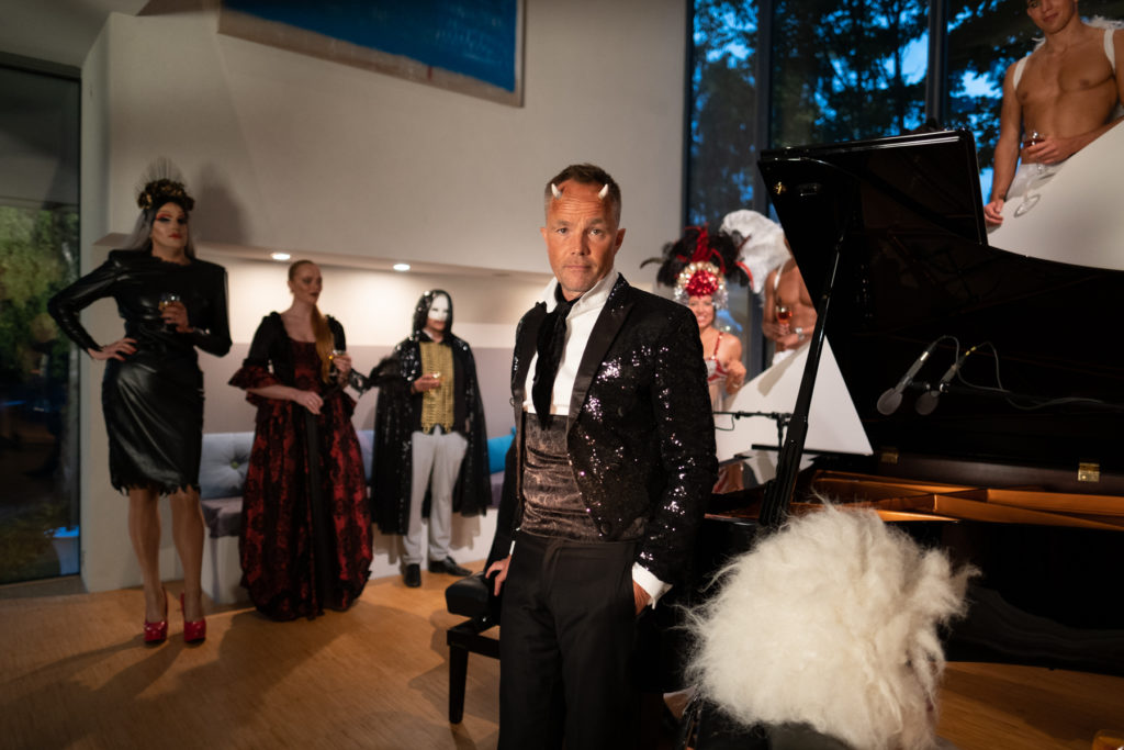 Jon Øigarden ikledd kostyme under innspillingen av sesong 2 av Exit hvor han spiller Jeppe, en kynisk finansmann med stor forkjærlighet for rusmidler.