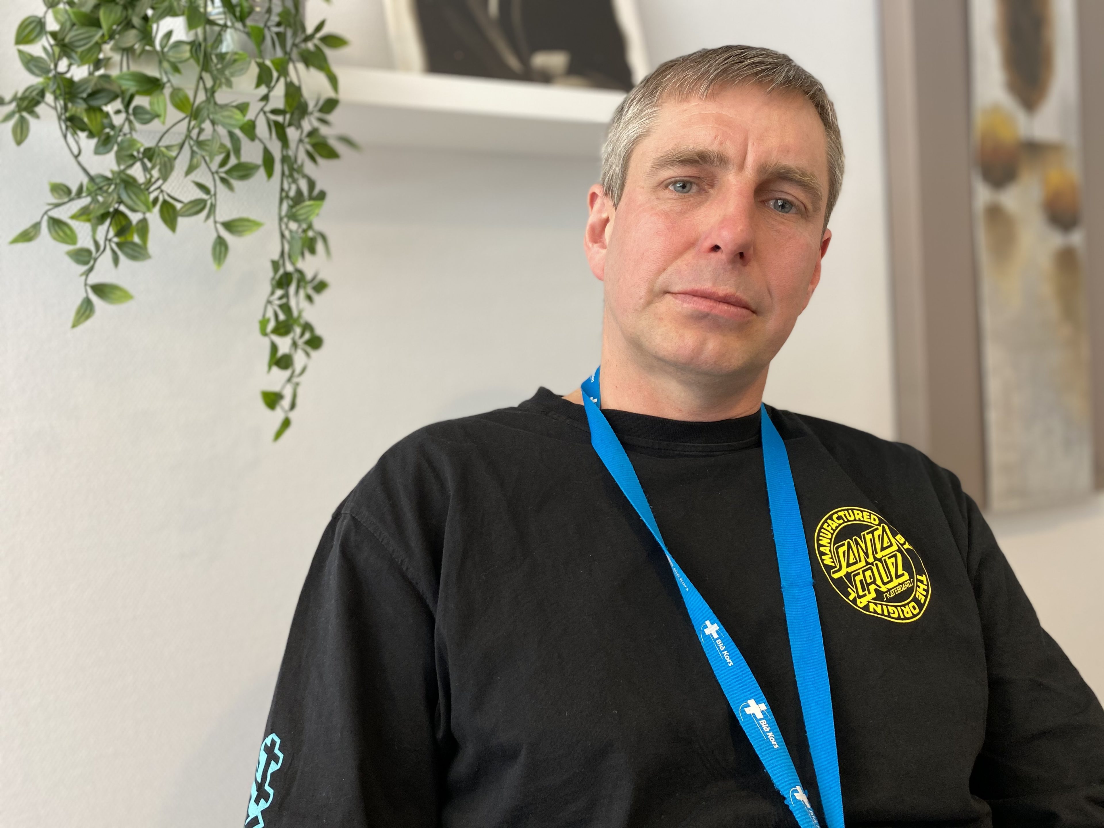 46 år gamle Frode Holmen sitter på Blå Kors-kontoret med et seriøst blikk i ansiktet.