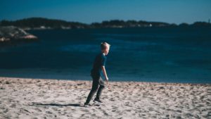 Gutt på strand