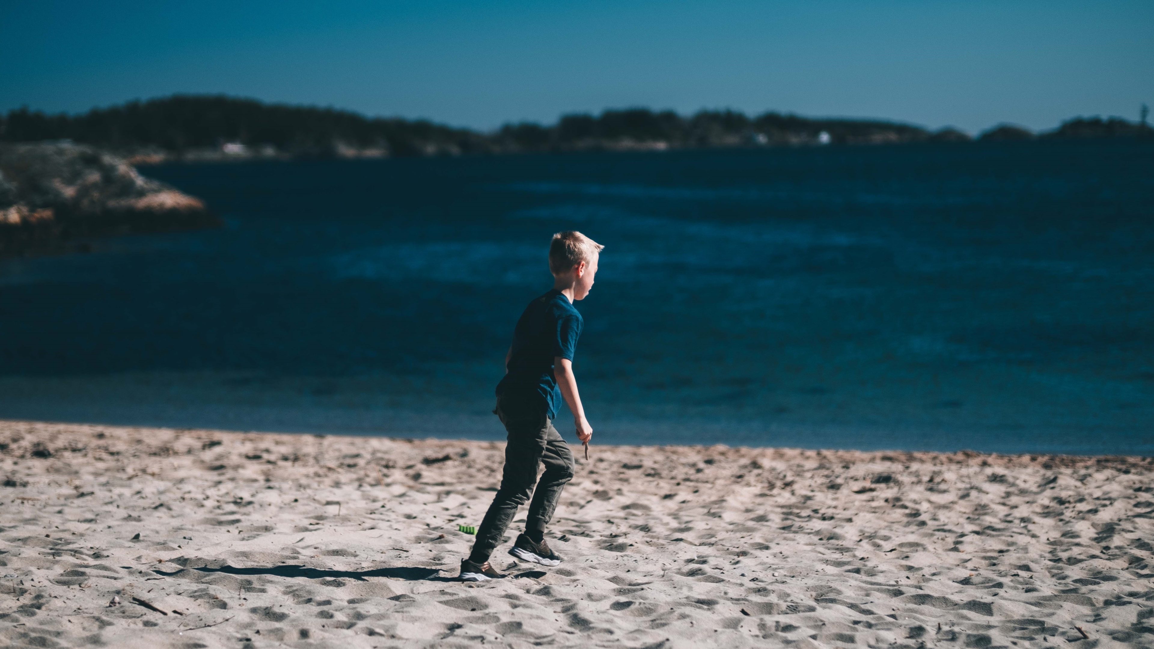 Gutt på strand