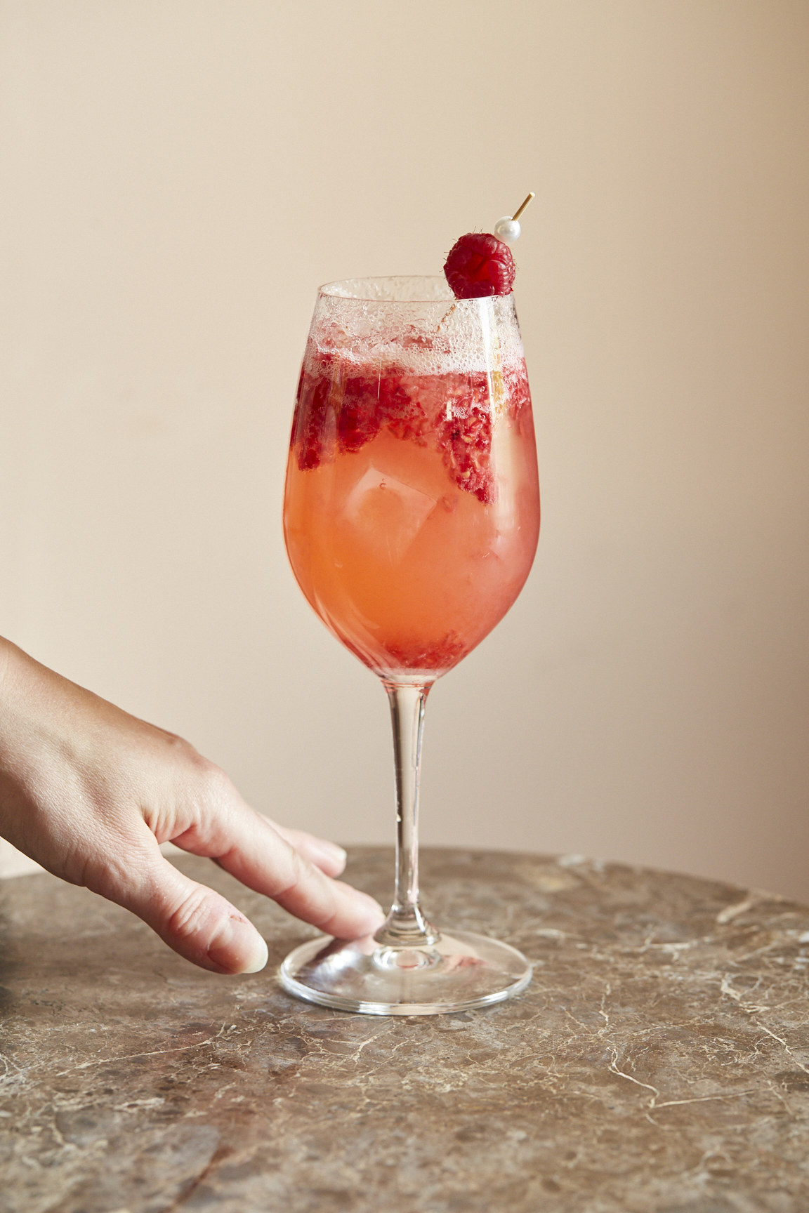 Rosa drink med bringebær i stettglass