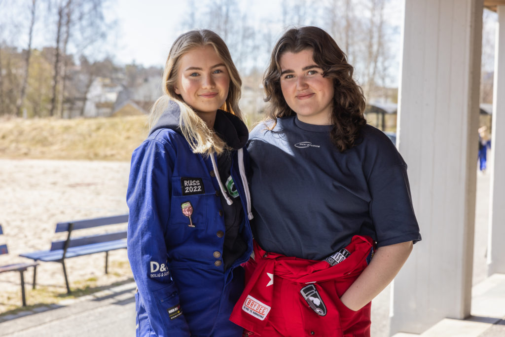 Fra venstre: Rødruss Emma Kumro og blåruss Anniken Olsen Smith sitter på trappa ved Porsgrunn vidergående skole.