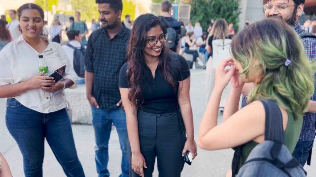 4 studenter på campus