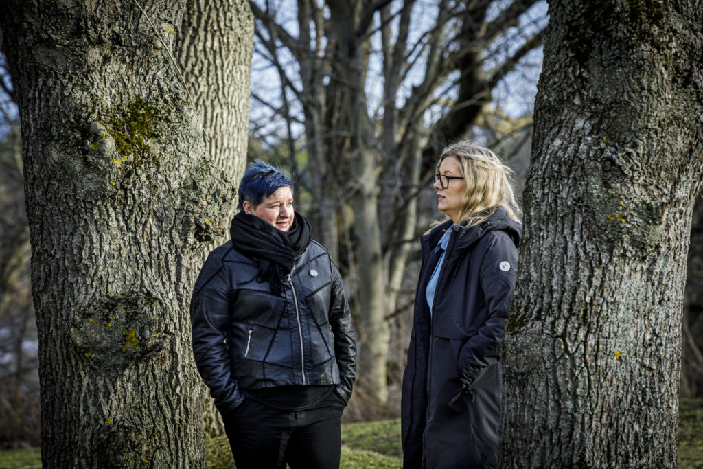 nina og camilla står ute og snakker