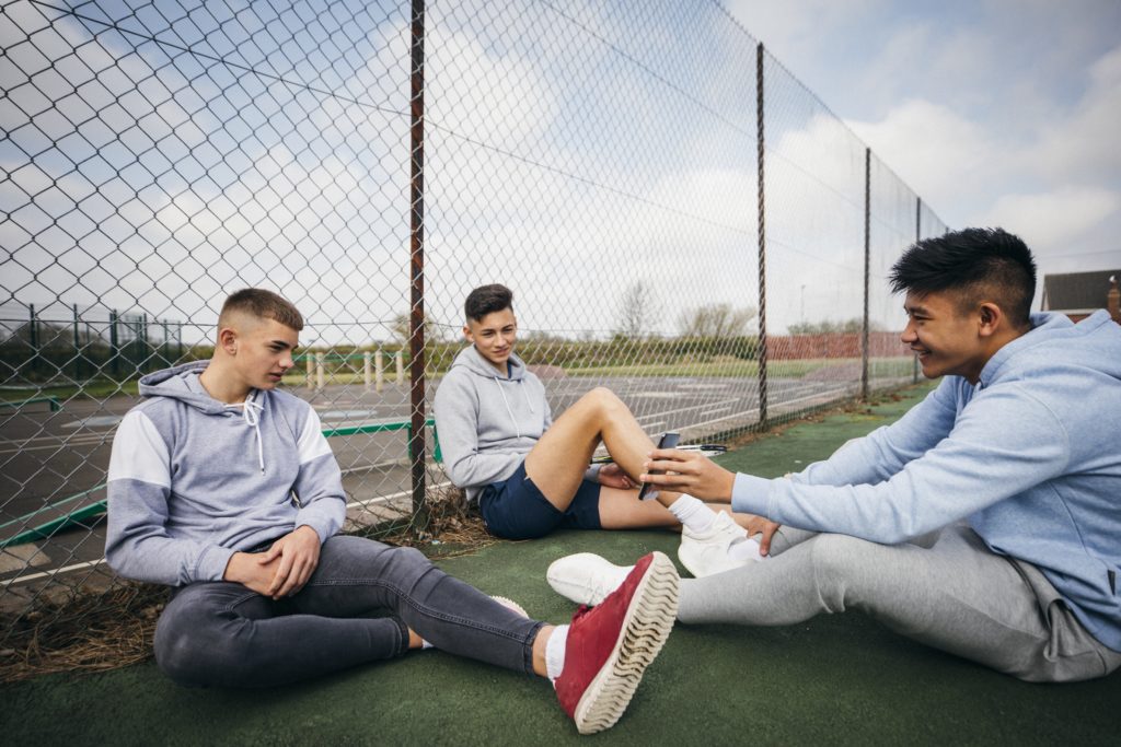 Illustrasjonsbilde gutter på fotballbanen