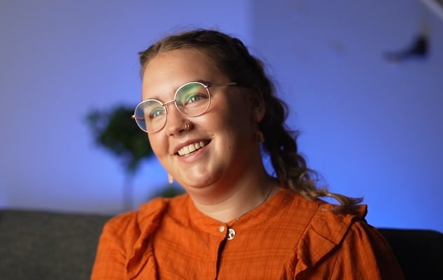 Sara er tidligere elev hos Blå Kors videregående skole Øvebrø. 

Kvinne med brune fletter, briller og oransje bluse smiler. 