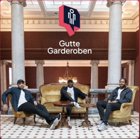 Coverbildet til podkasten Guttagarderoben. Tre menn sitter i et stort fint rom i hver sin stol.