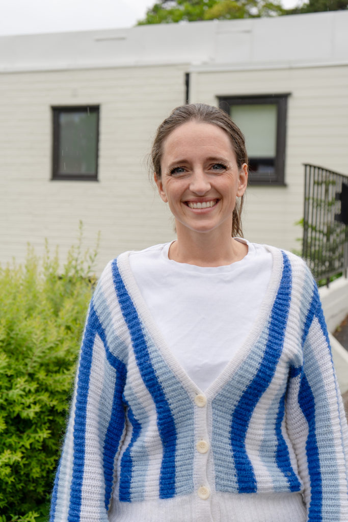 Fagansvarlig psykologspesialist, Anette Ræder Vold smiler til kamera.
