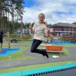 Jente hopper på en trampoline på Camp Lyngdal