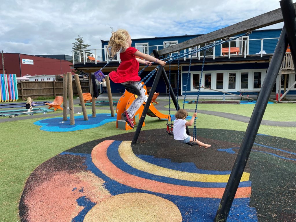 To venner husker på lekeplassen