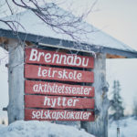 Skilt i snøen hvor det står Brennabu