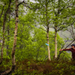 Dame kaster frisbee golf i Sirdal