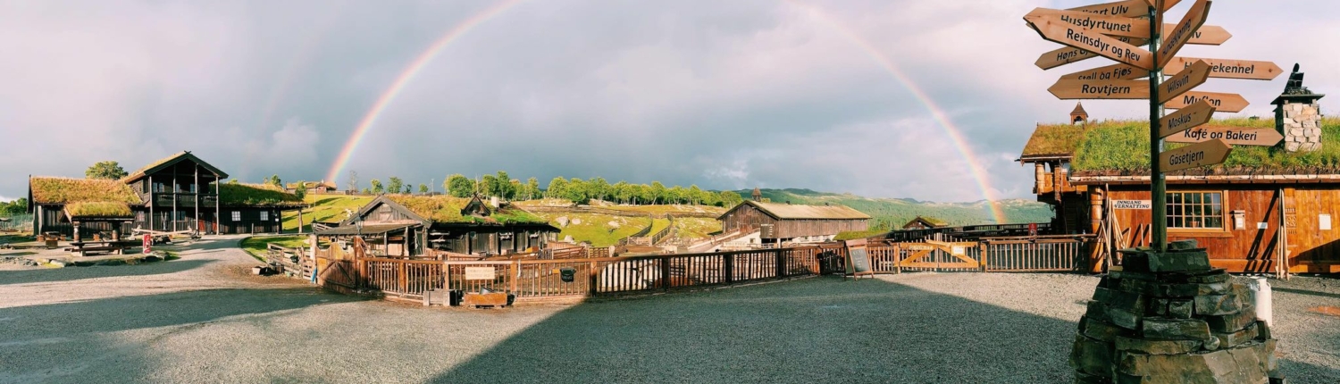 Oversiktsbilde av Langedrag naturpark med regnbue i bakgrunnen