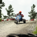 Voksen og barn kjører sammen i en Mountain Cart