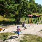 Barn leker på lekeplass på Roligheden camping