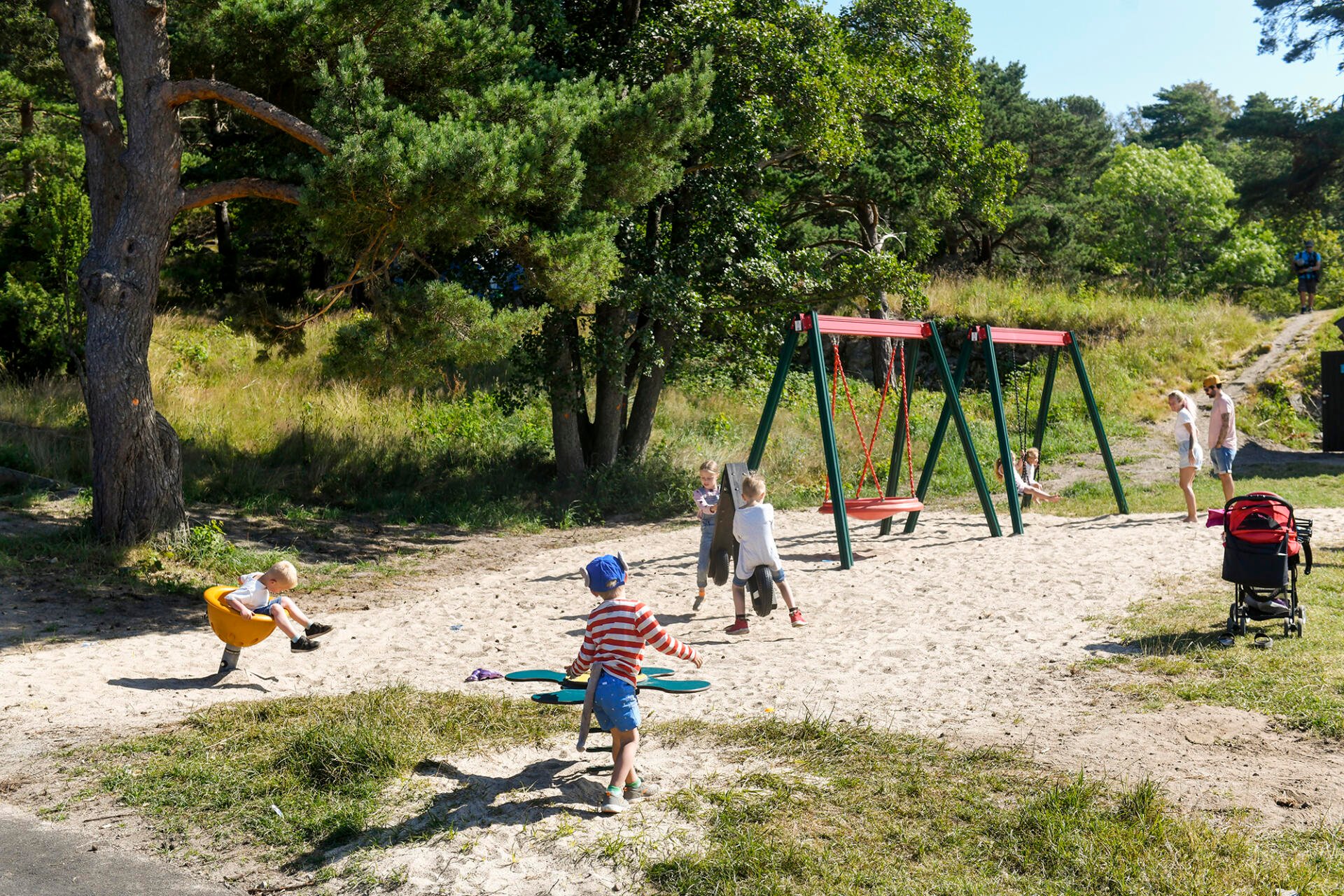 Barn leker på lekeplass på Roligheden camping