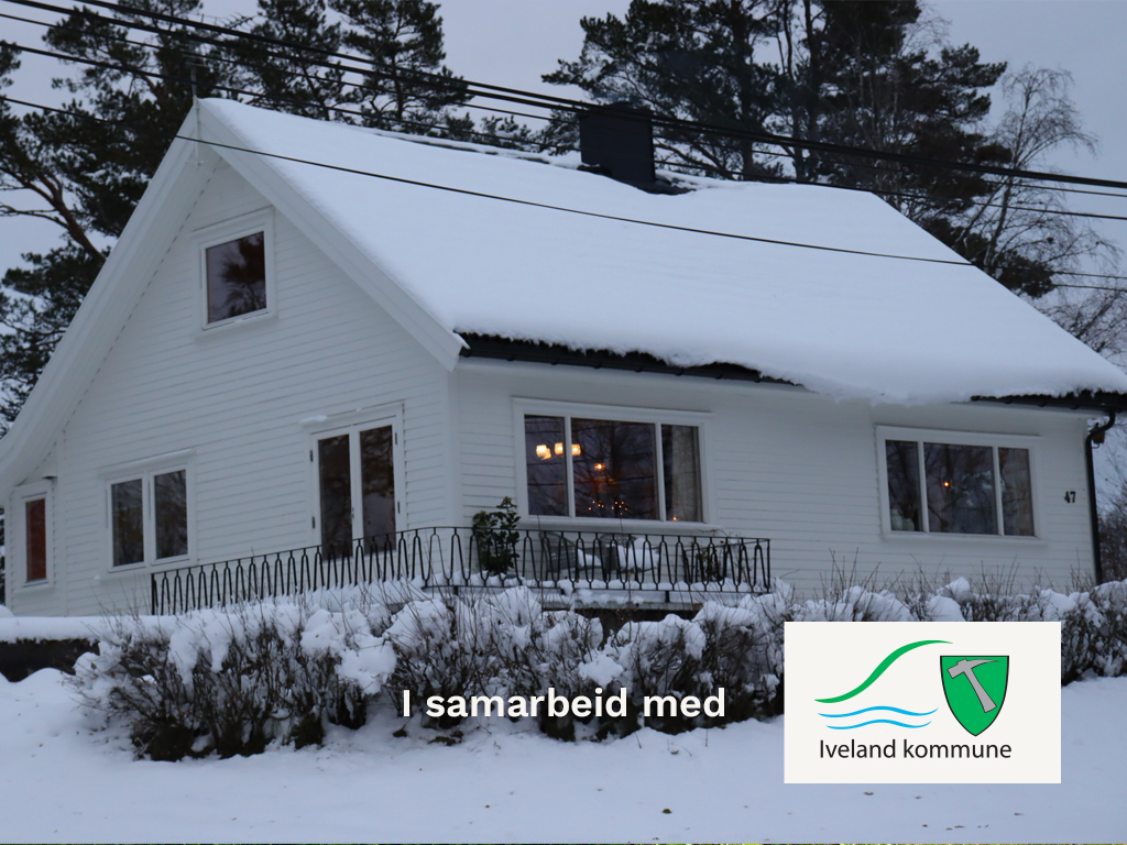 Vinterbildet av feriehuset i Stasjonsveien med logo fra Vennesla kommune