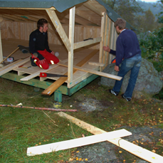 Blåstua - ny gapahuk bygges i 2005, John Andre Andersen i rød kjeledress:Ny gapahuk bygges i 2005. John Andre Andersen i rød kjeledress.